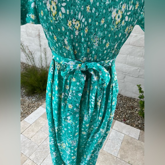 Retro smocked puff sleeve floral midi dress - Picture 5 of 7